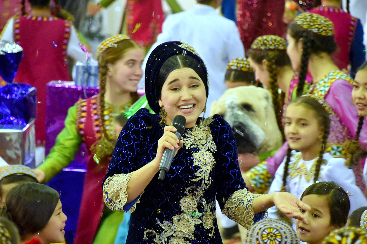 Новогоднее торжество с вручением подарков от имени главы государства состоялось во Дворце детей-сирот 