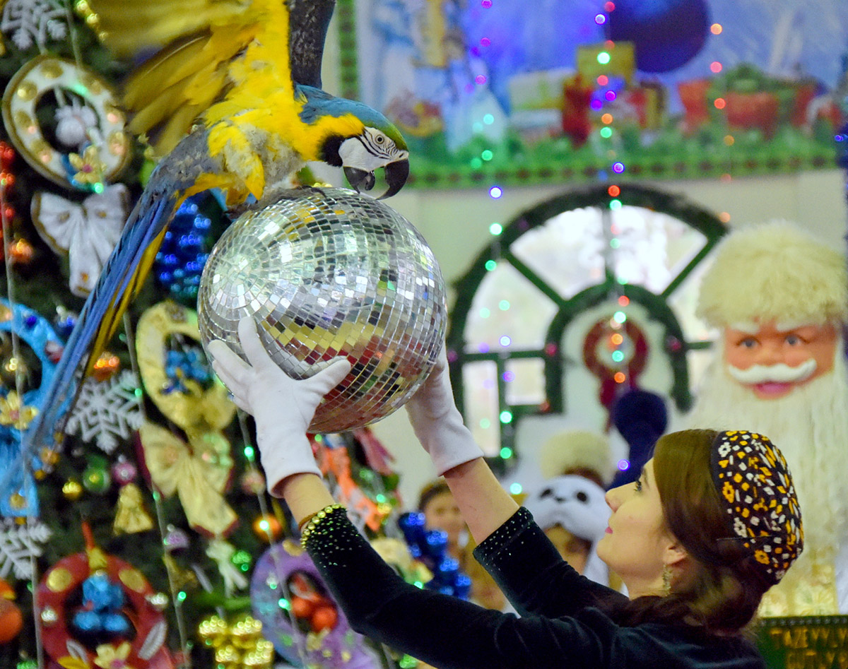 Новогоднее торжество с вручением подарков от имени главы государства состоялось во Дворце детей-сирот 