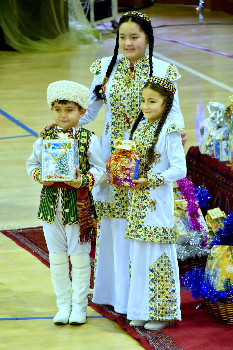 “Döwletliler köşgünde” geçirilen täze ýyl baýramçylygynda döwlet Baştutanymyzyň adyndan sowgatlar gowşuryldy