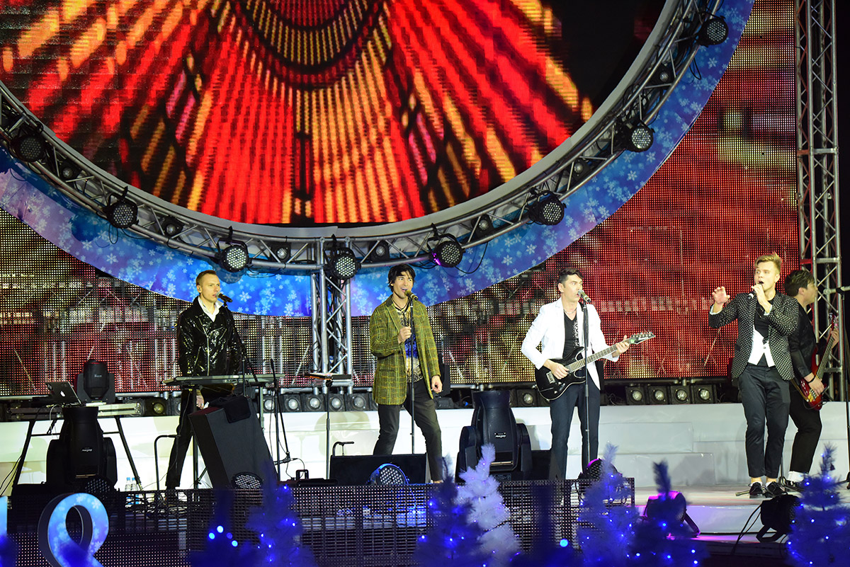 С новогодними концертами перед ашхабадцами выступили российская группа «На-На» и таджикский певец Пенжи Аннаев