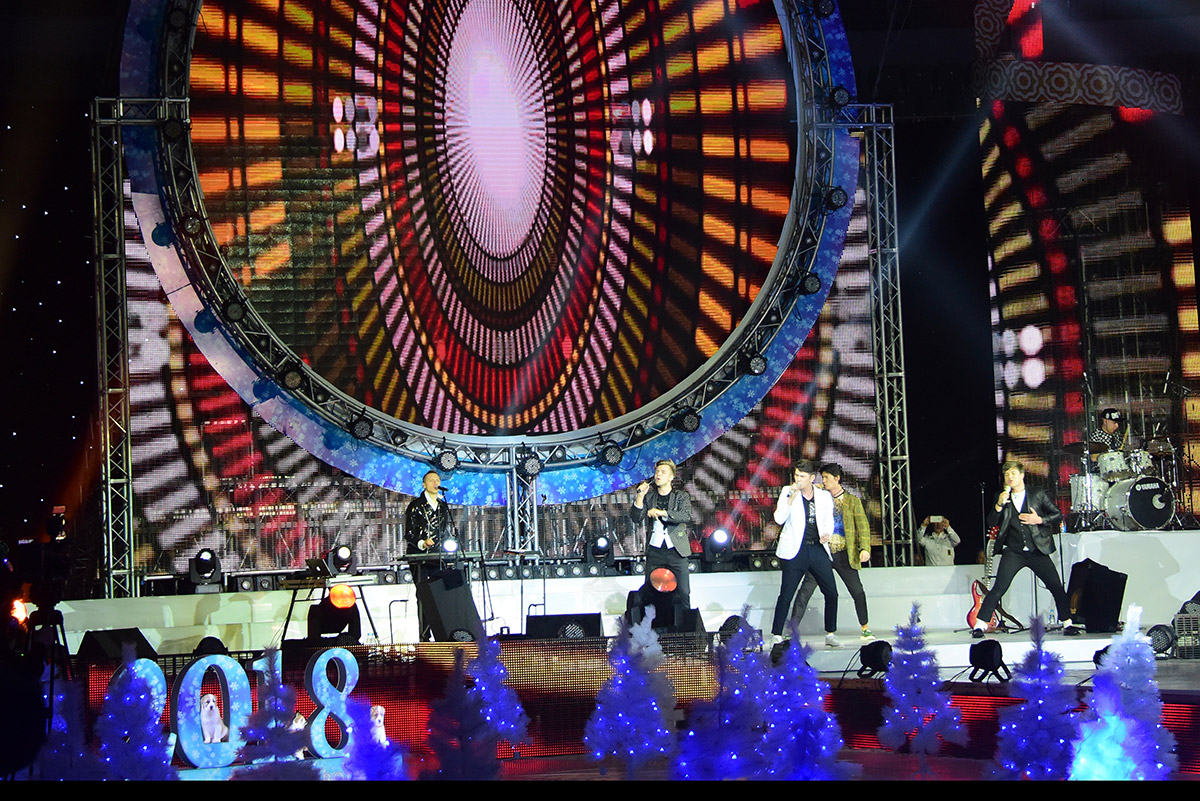 С новогодними концертами перед ашхабадцами выступили российская группа «На-На» и таджикский певец Пенжи Аннаев