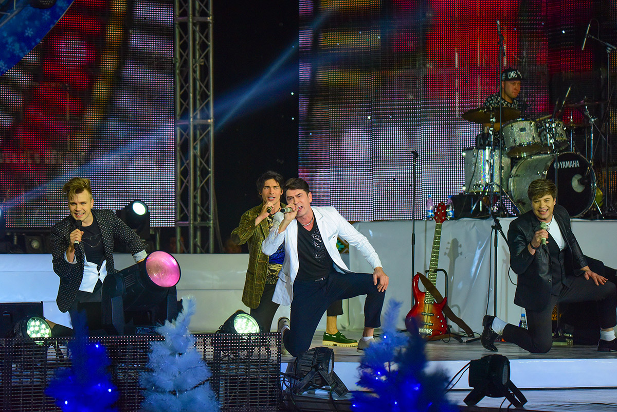 С новогодними концертами перед ашхабадцами выступили российская группа «На-На» и таджикский певец Пенжи Аннаев