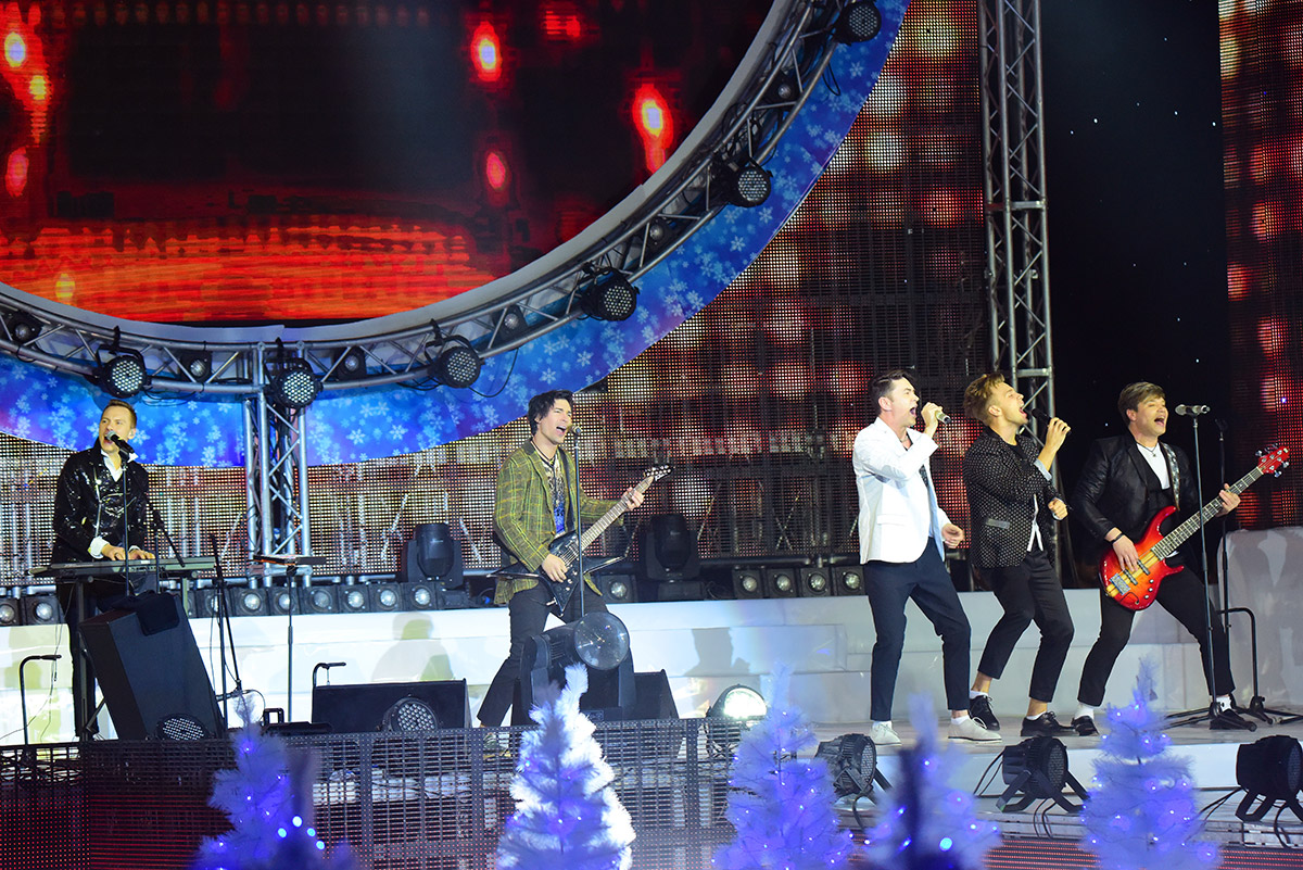 С новогодними концертами перед ашхабадцами выступили российская группа «На-На» и таджикский певец Пенжи Аннаев