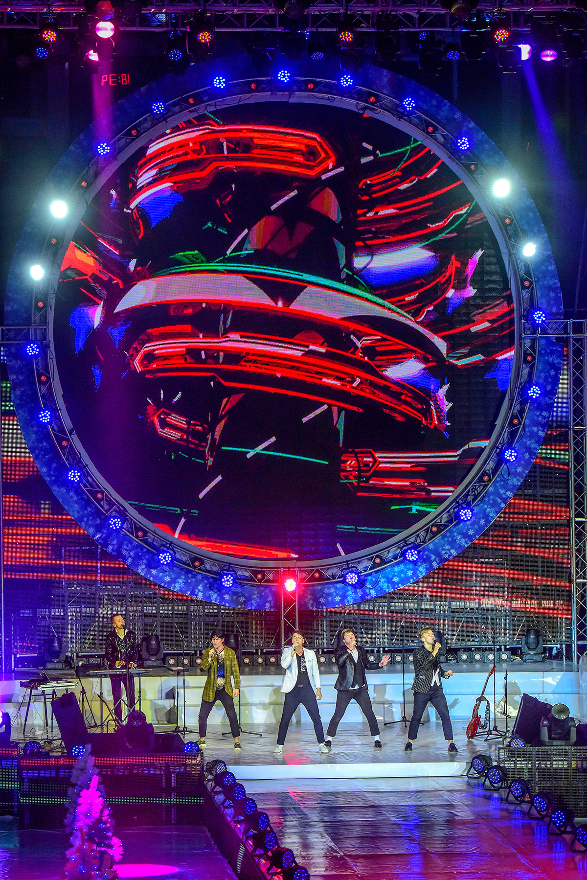 С новогодними концертами перед ашхабадцами выступили российская группа «На-На» и таджикский певец Пенжи Аннаев