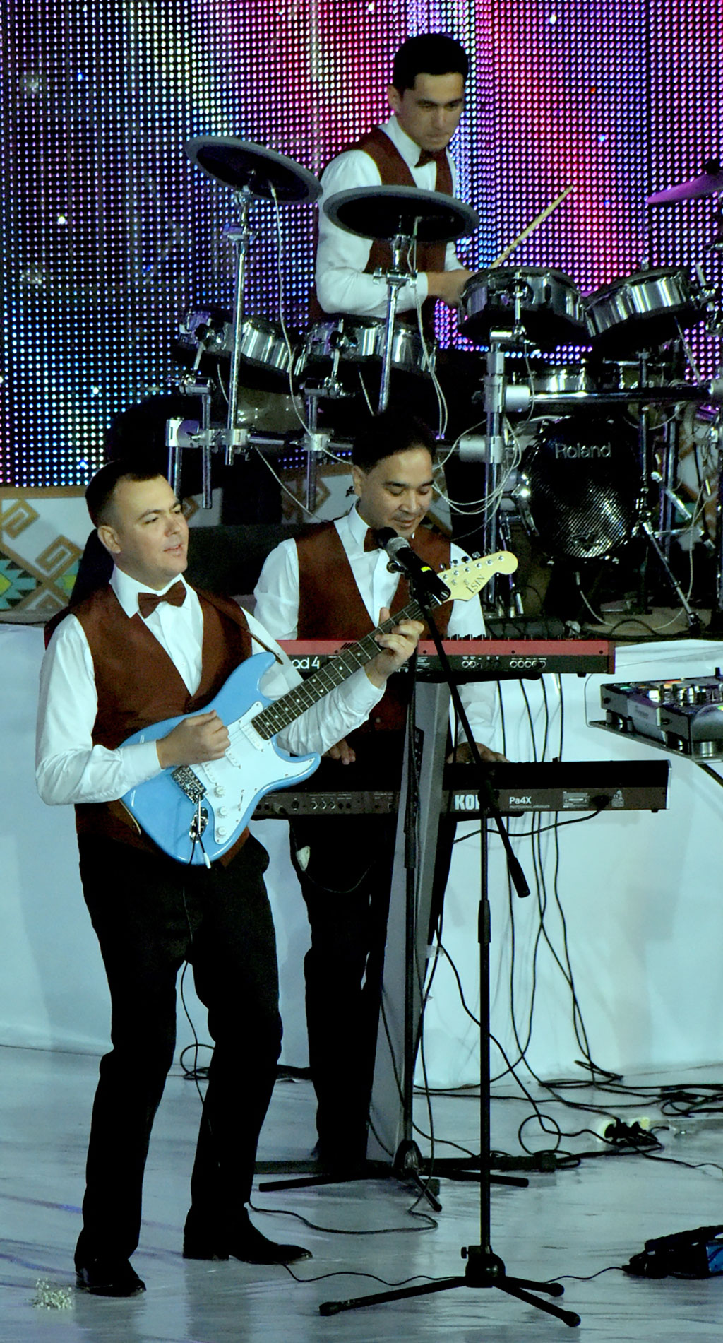 Ашхабадские меломаны тепло приняли дебютное выступление нового состава прославленной группы «Гунеш»