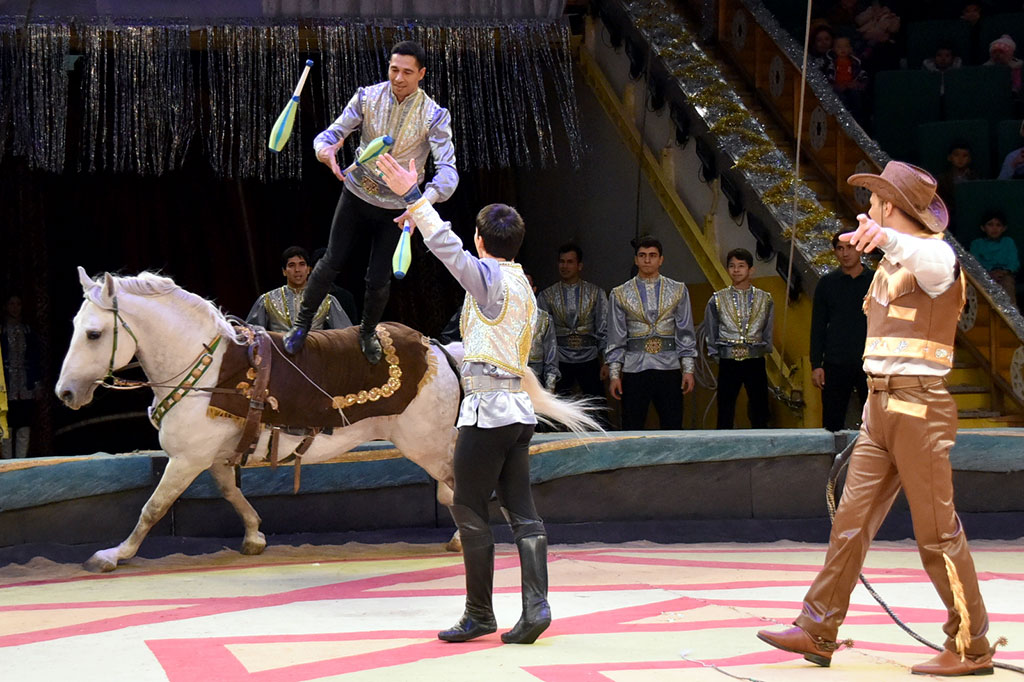 Döwlet sirkiniň  işgärleri özboluşly we çylşyrymly tilsimli  Täze ýyl çykyşlaryny taýýarladylar 