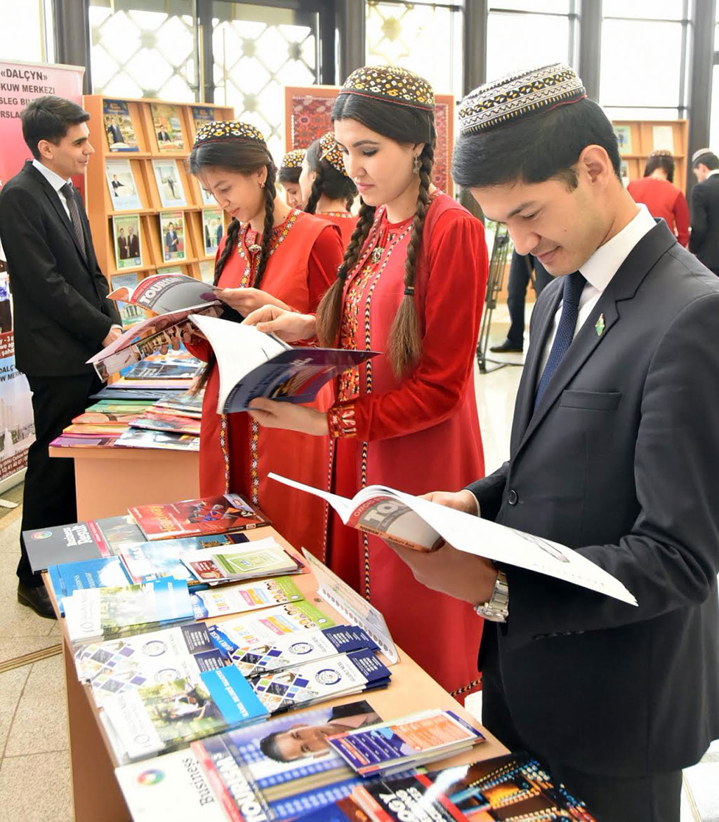 Ýokary we orta bilim ulgamynyň hünärmenleri daşary ýurt dillerini öwretmekdäki täzeçil usullary ara alyp maslahatlaşdylar