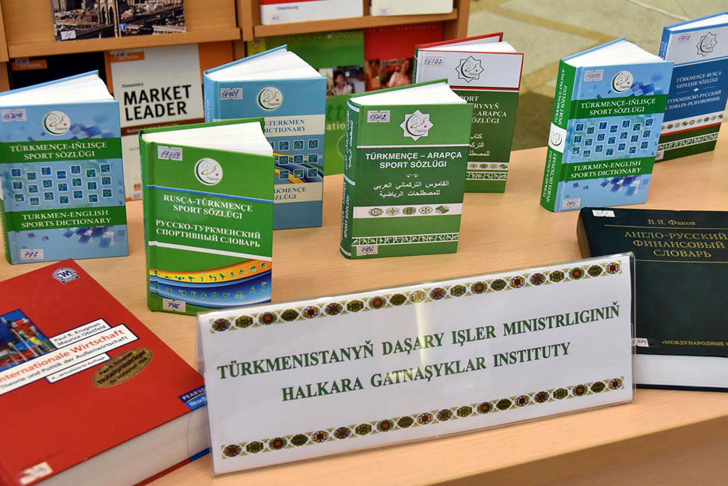 Ýokary we orta bilim ulgamynyň hünärmenleri daşary ýurt dillerini öwretmekdäki täzeçil usullary ara alyp maslahatlaşdylar