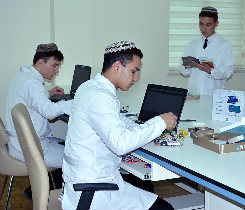 Студентами Инженерно-технологического университета имени Огуз хана представлено более 60 научных разработок 