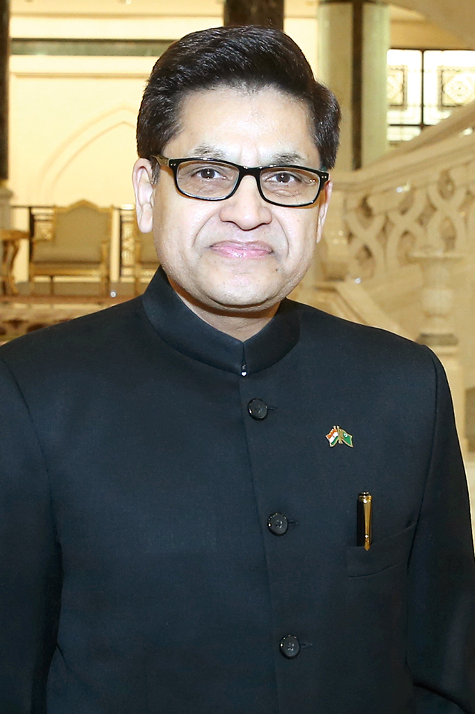 Весной в Каракумах можно встретить редкого представителя пустынной флоры - эминиума Лемана 