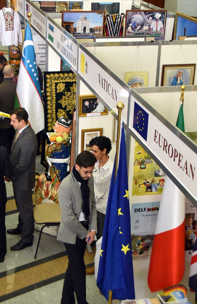 Participants of the forum discuss the role of Turkmenistan in restoration of the Silk Route in new format