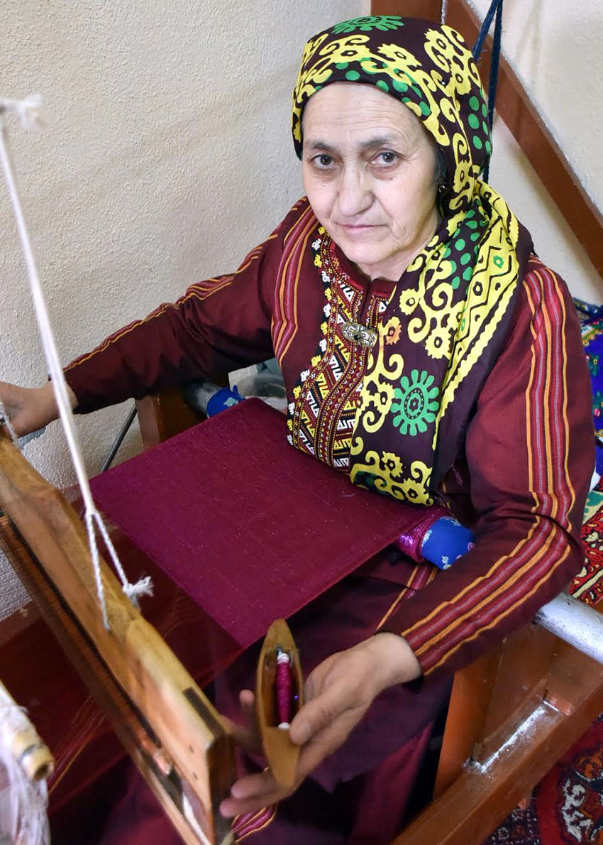 Ашхабадская шелкомотальная фабрика отмечает 90-летний юбилей