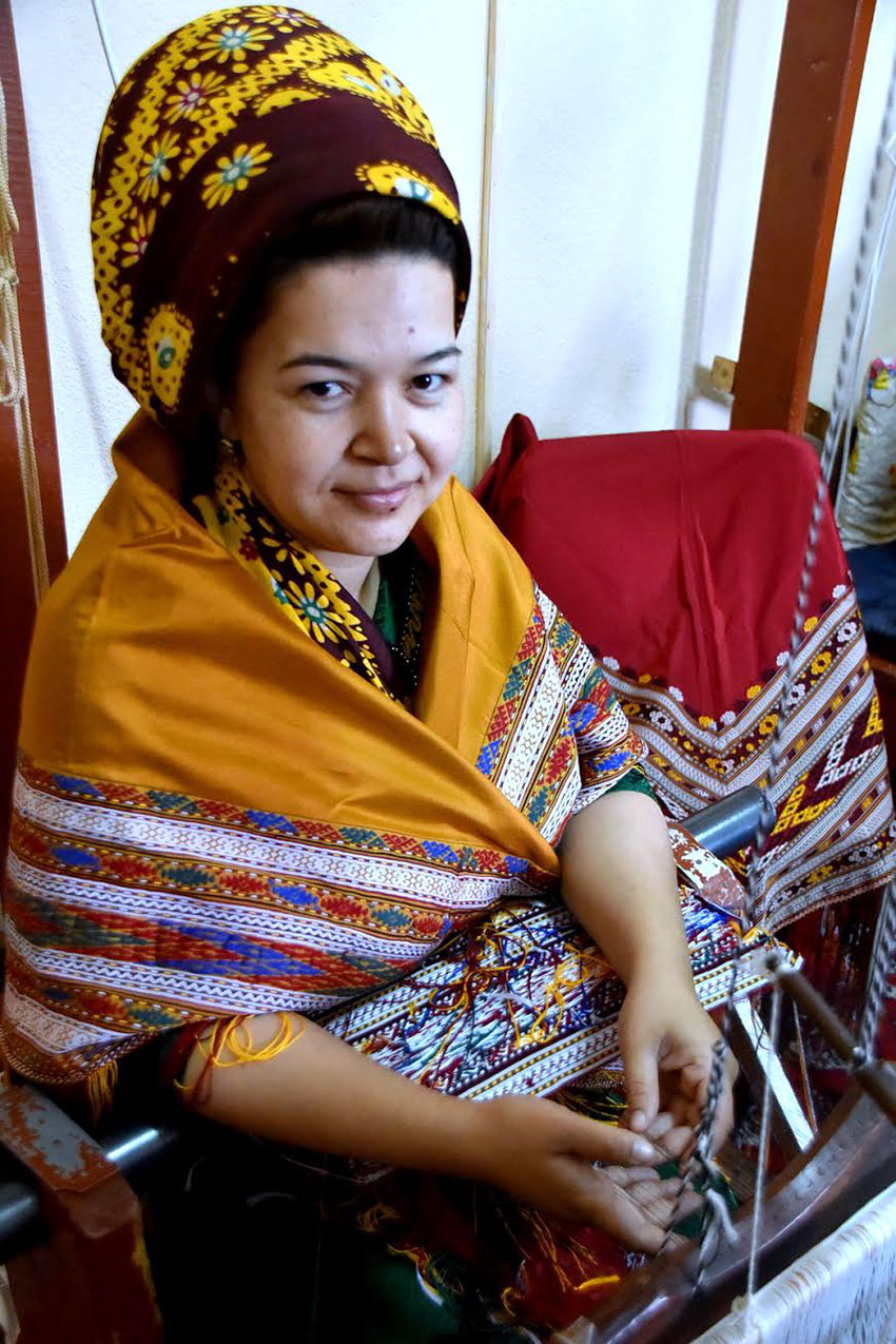 Ашхабадская шелкомотальная фабрика отмечает 90-летний юбилей