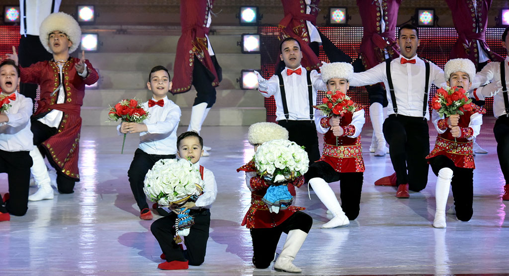 Мастера сцены подарили туркменским женщинам букет из музыкальных произведений 