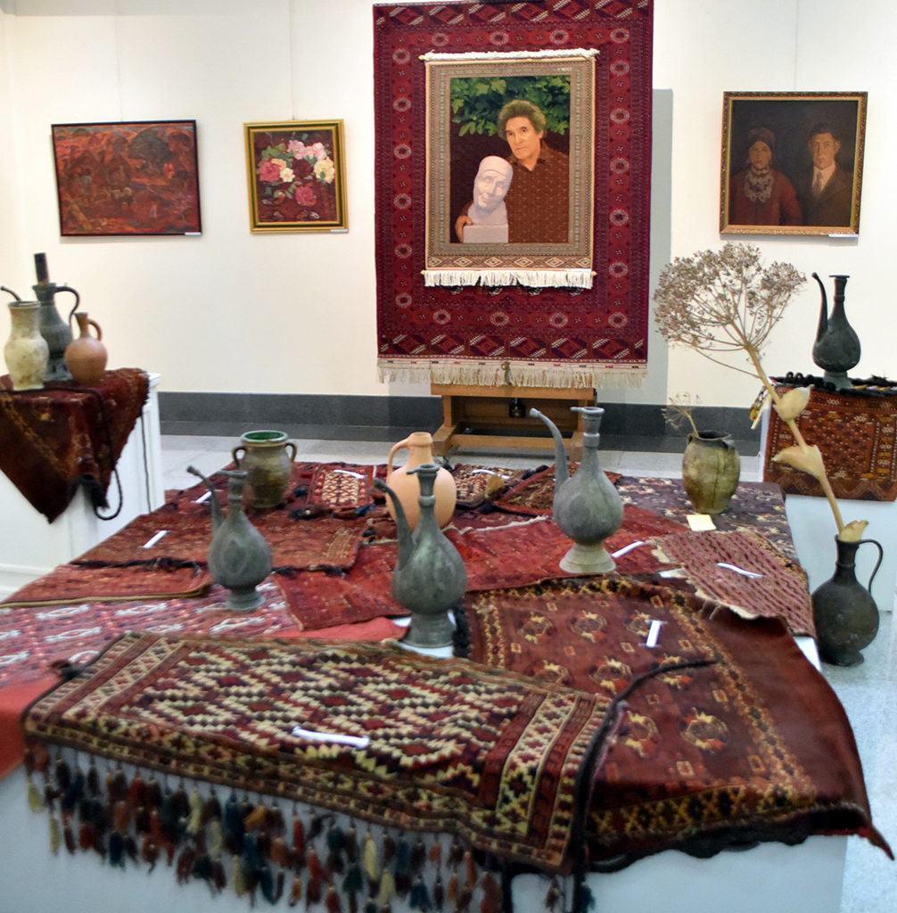 Бабасары Аннамурадов и Абат Мухатова познакомили ашхабадцев со своим коллекционным собранием 