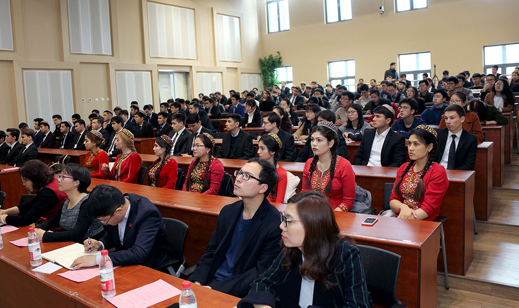 Pekinde geçirilen foruma gatnaşanlar halkara ulag-üstaşyr taslamalaryny durmuşa geçirmekde Türkmenistanyň tutýan orny ara alyp maslahatlaşdylar