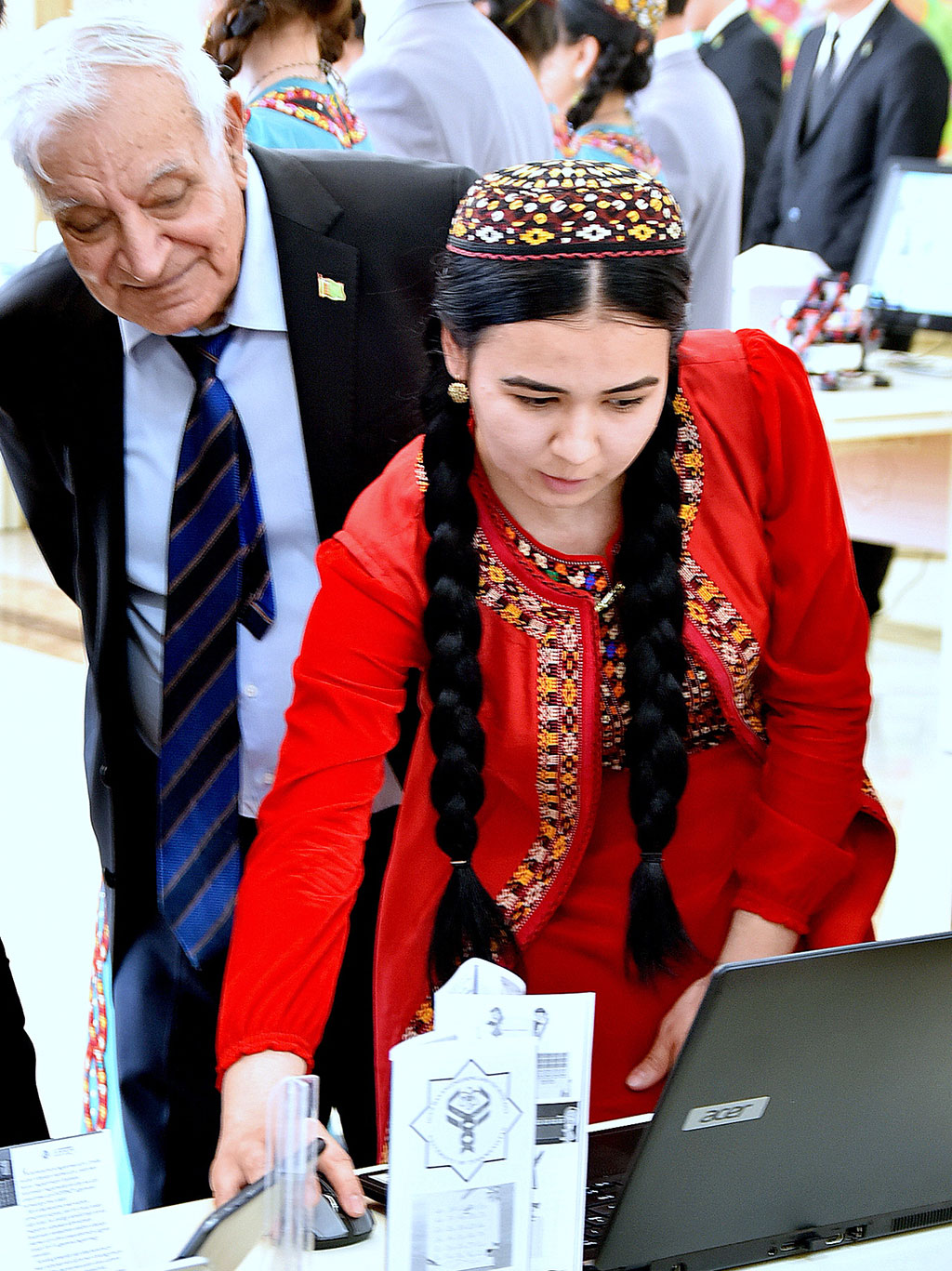 Turkmen and Japanese scientists speak of the technology of silicon production from Karakum sand
