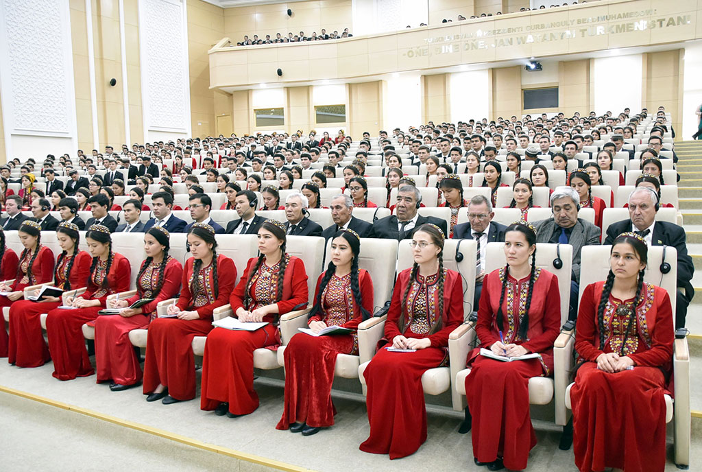Turkmen and Japanese scientists speak of the technology of silicon production from Karakum sand
