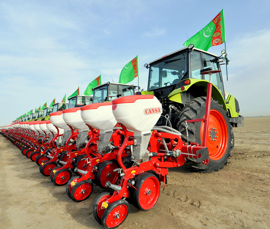 В Ахалском, Лебапском и Марыйском велаятах стартовал сев хлопчатника 