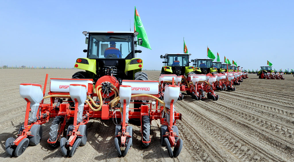 В Ахалском, Лебапском и Марыйском велаятах стартовал сев хлопчатника 