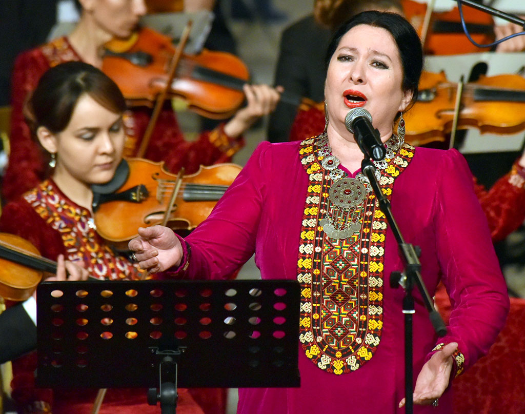 The symphony orchestra under the direction of Rasul Klychev performs Nury Halmamedov's compositions 