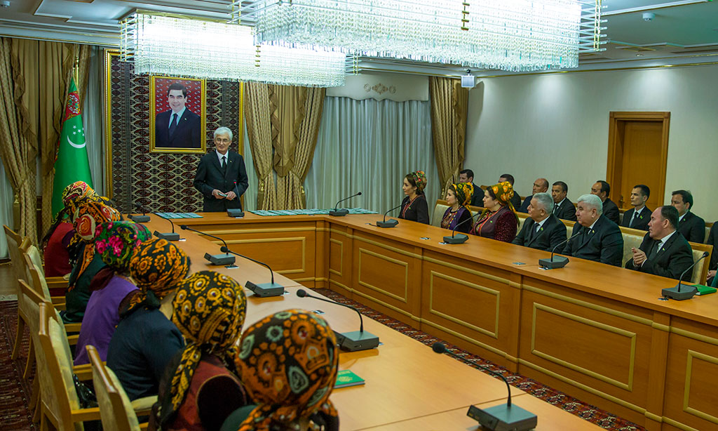 Парламентариям нового созыва вручены депутатские удостоверения 