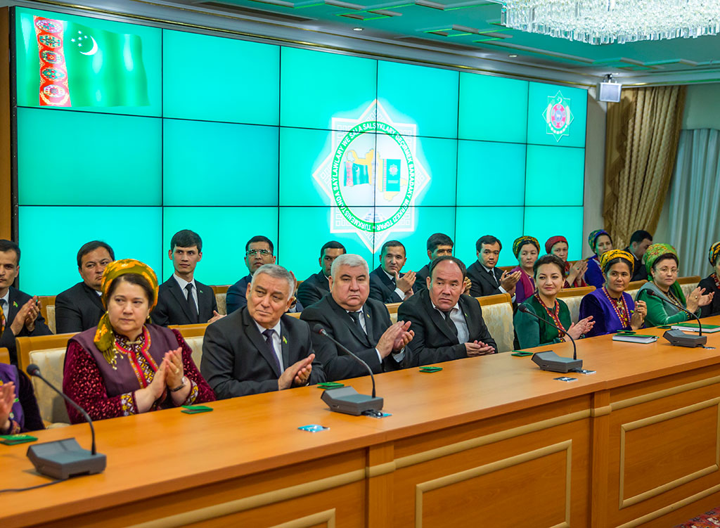 Mejlisiň täze deputatlar düzümine şahadatnamalar gowşuryldy