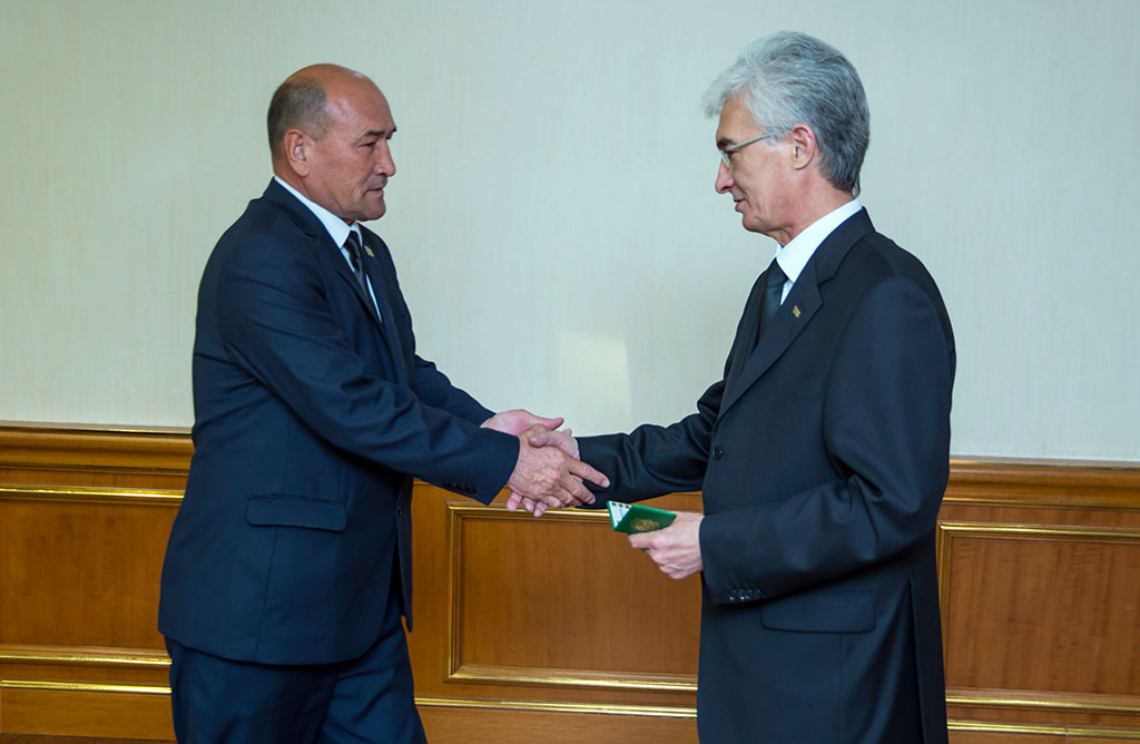 Parliamentarians of the new convocation receive certificates of deputies 