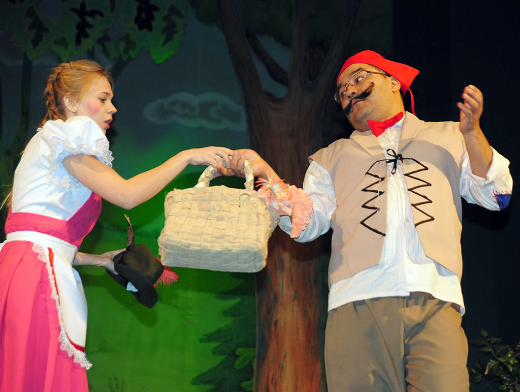 Пушкинский театр представил оригинальную версию французской сказки «Красная Шапочка»