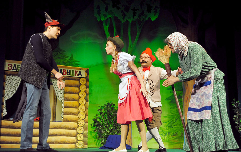 Пушкинский театр представил оригинальную версию французской сказки «Красная Шапочка»