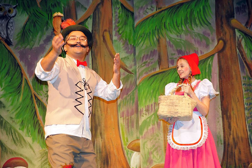 Пушкинский театр представил оригинальную версию французской сказки «Красная Шапочка»