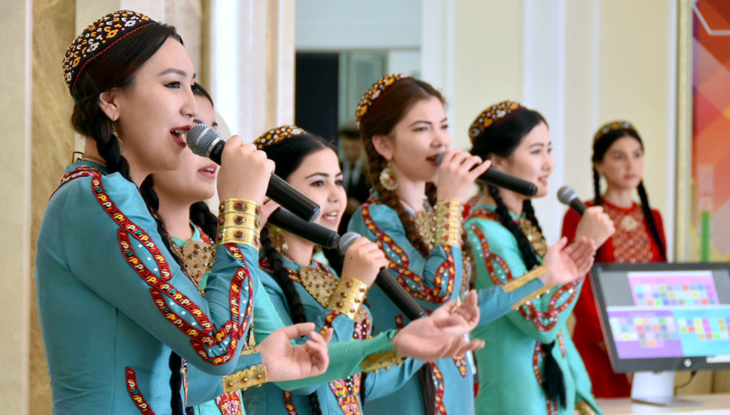 Bilim ulgamynyň hünärmenleri dil öwretmek konsepsiýasynyň durmuşa geçirilişiniň ugurlaryny ara alyp maslahatlaşdylar