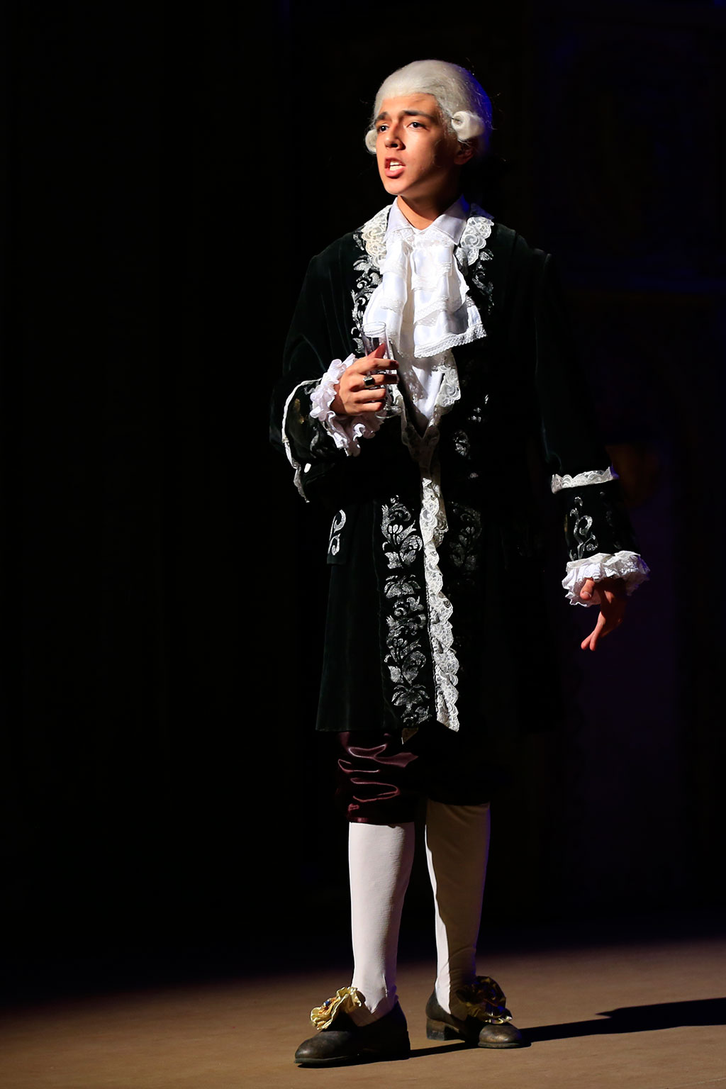 На сцене Пушкинского театра состоялся благотворительный спектакль, в котором были заняты слушатели центра «Далчин»