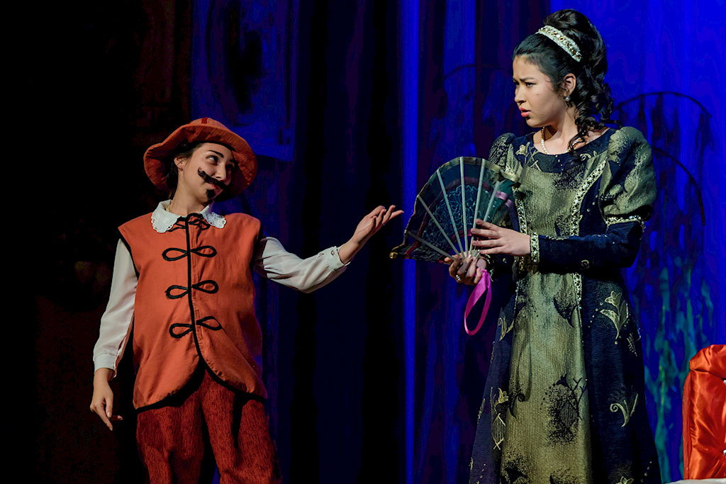 На сцене Пушкинского театра состоялся благотворительный спектакль, в котором были заняты слушатели центра «Далчин»