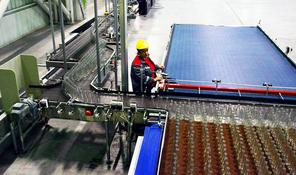 К продукции стекольного предприятия в Овадандепе проявили интерес предприниматели из Афганистана, Азербайджана, Узбекистана, Казахстана