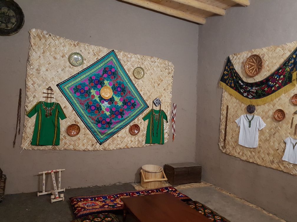 Президенты Туркменистана и Узбекистана совершили экскурсию по историческому памятнику «Uly howly» 