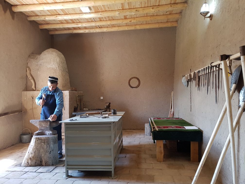 Президенты Туркменистана и Узбекистана совершили экскурсию по историческому памятнику «Uly howly» 