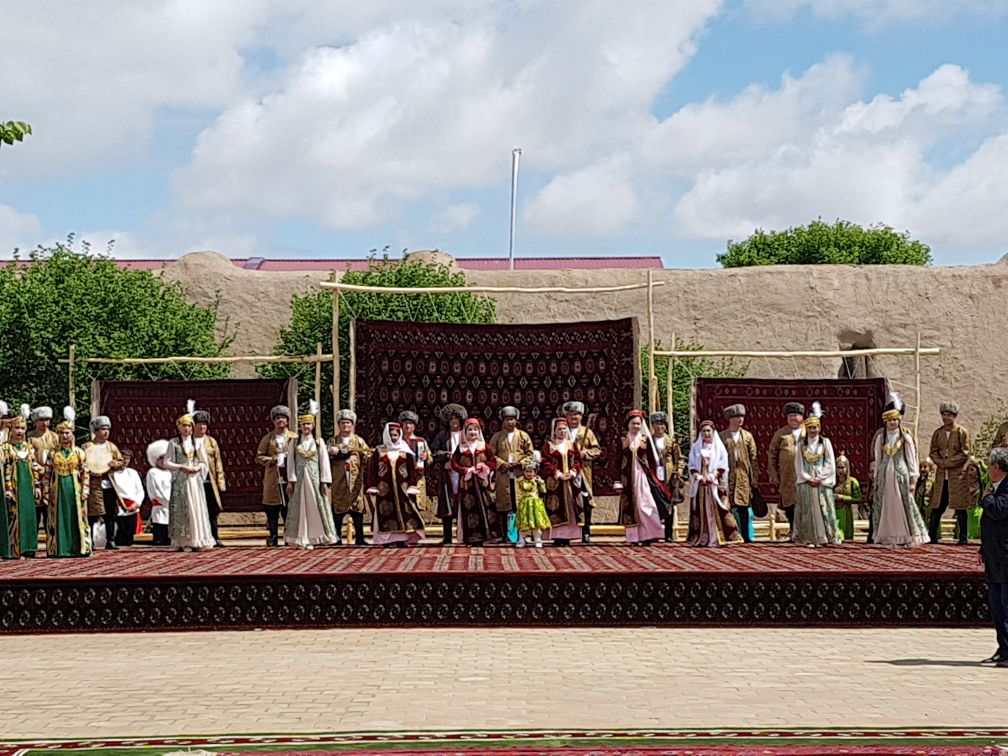 Президенты Туркменистана и Узбекистана совершили экскурсию по историческому памятнику «Uly howly» 