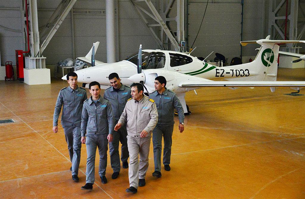 Первые вылеты совершили курсанты Школы подготовки авиационного персонала Службы «Туркменховаёллары»