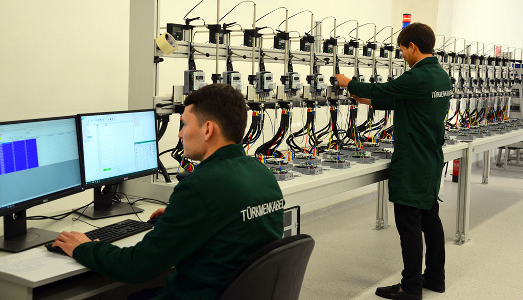 «Türkmenkabel» zawodynda elektrik togunyň harçlanşyny hasaplaýan  elektron enjamlary öndürýän seh işe girizildi