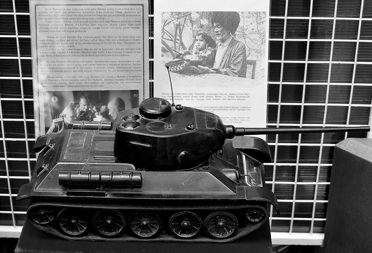 Paýtagtymyzyň sergi zallarynda Ýeňiş Baýramyna bagyşlanan sergiler açyldy