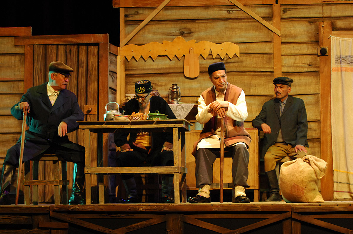 Театр имени Алп Арслана представил спектакль «Шесть женщин», поставленный по повести Заки Зайнуллина «За холмом» 