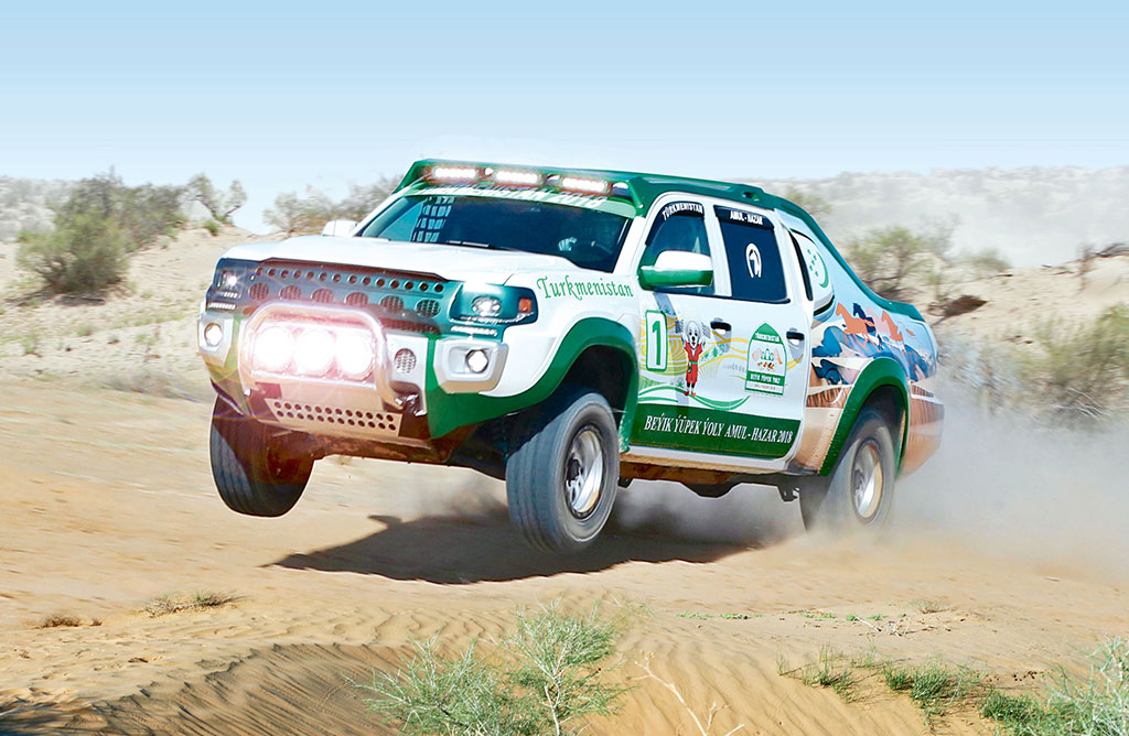 Глава государства совершил заезд по каракумской трассе на гоночном автомобиле 