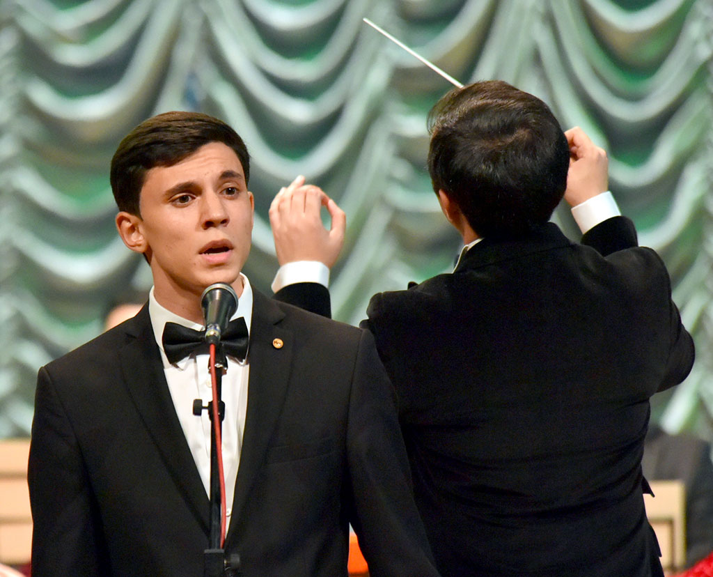 Aşgabatly saz muşdaklary ýaşajyk skripkaçy gyz Selin Samsaryň ussatlygyna mynasyp baha berdiler