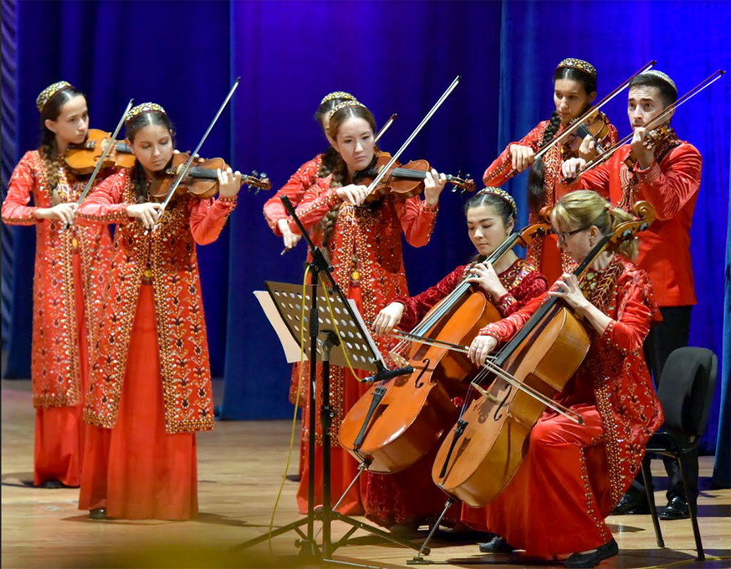 Своё 80-летие и 40-летие ансамбля скрипачей Гарольд Неймарк встретил в кругу ценителей искусства