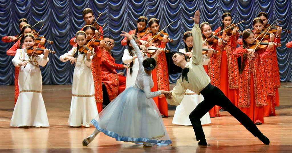 Своё 80-летие и 40-летие ансамбля скрипачей Гарольд Неймарк встретил в кругу ценителей искусства