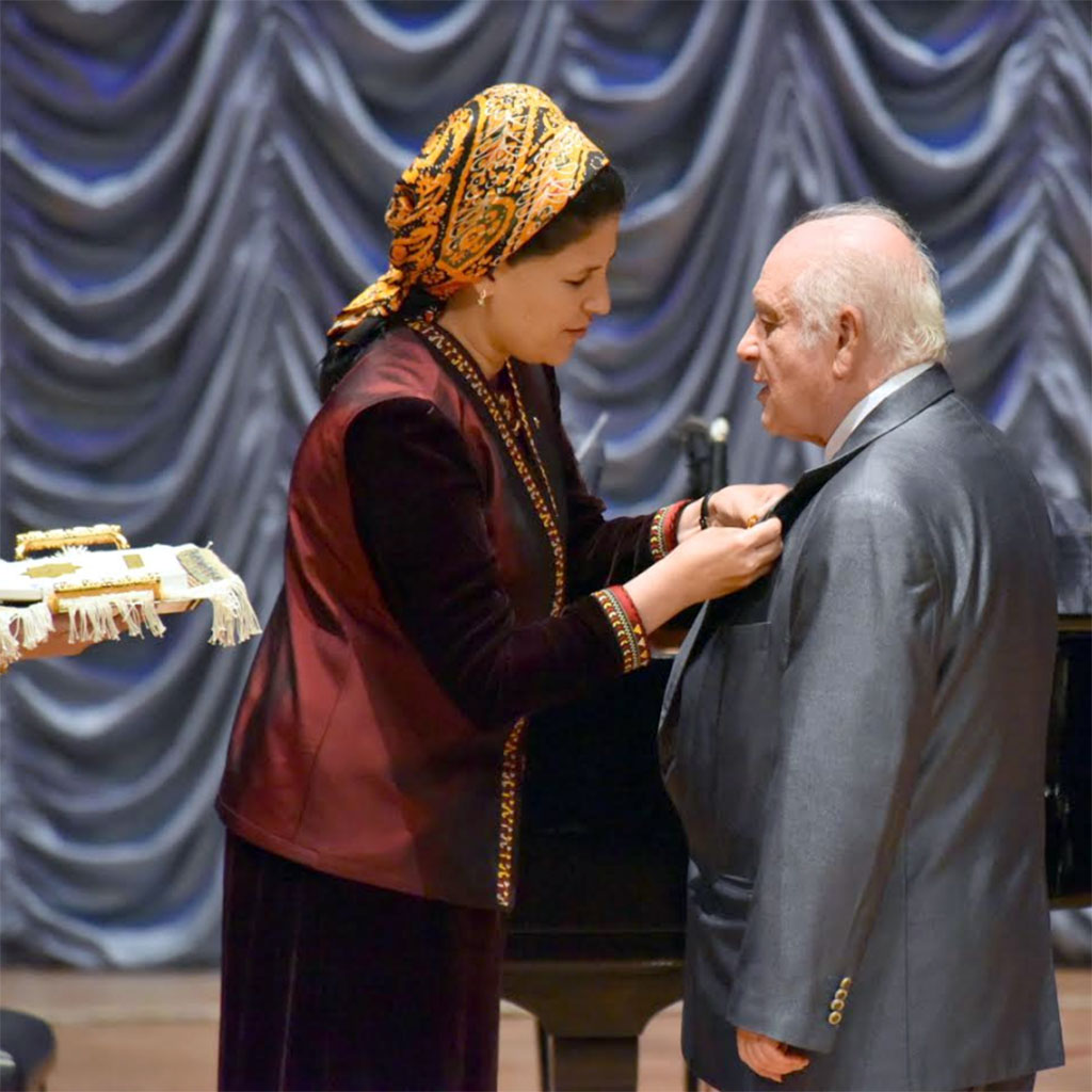 Garold Neýmark öz 80 ýaş toýuny we skripkaçylar toparynyň 40 ýyllygyny sungat muşdaklarynyň arasynda garşylady