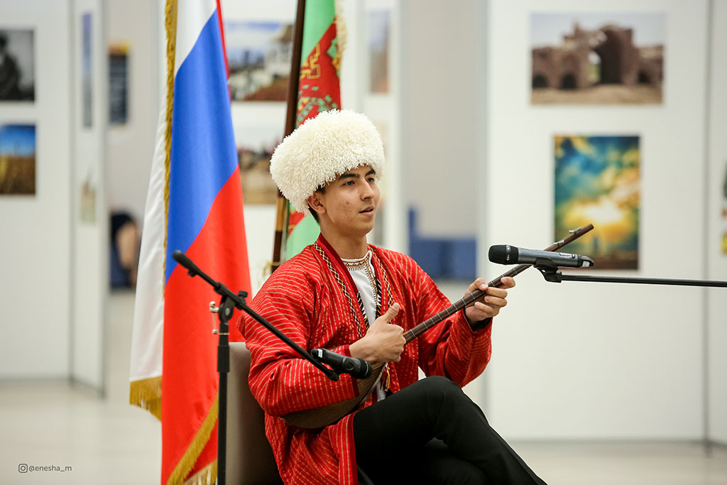 Sankt-Peterburgda “Türkmenistan-Beýik Ýüpek ýolunyň ýüregi” atly fotosuratlar sergisi guraldy