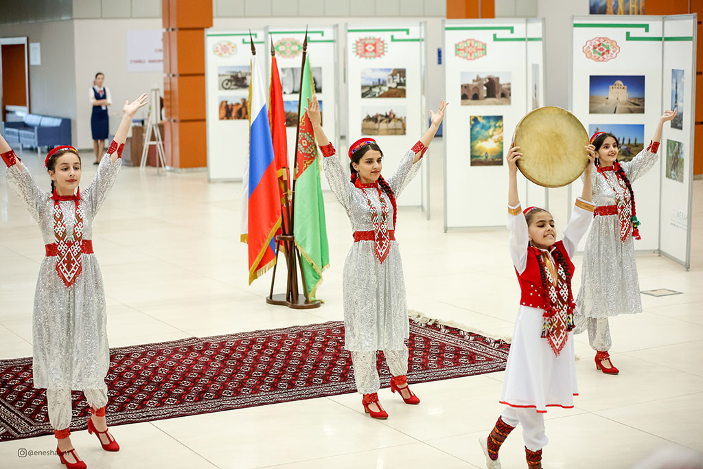Sankt-Peterburgda “Türkmenistan-Beýik Ýüpek ýolunyň ýüregi” atly fotosuratlar sergisi guraldy