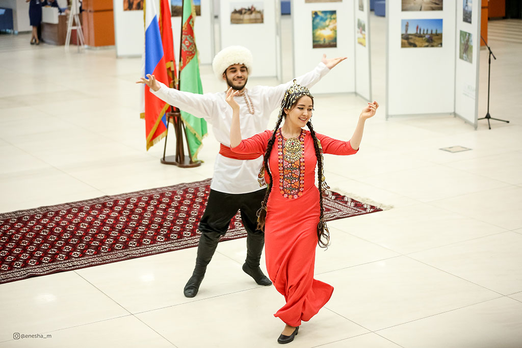 Sankt-Peterburgda “Türkmenistan-Beýik Ýüpek ýolunyň ýüregi” atly fotosuratlar sergisi guraldy